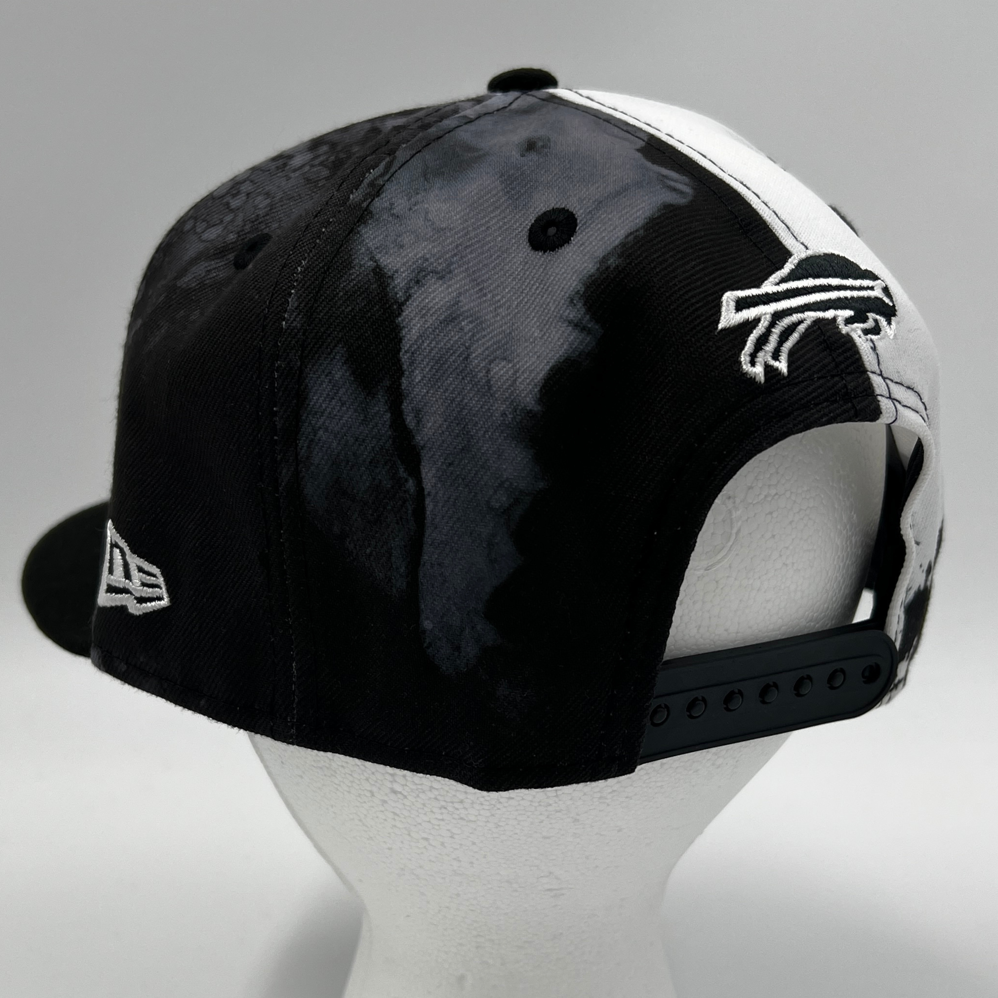 Men's New Era Black Buffalo Bills Ink Dye 2022 Sideline 9FIFTY Snapback Hat