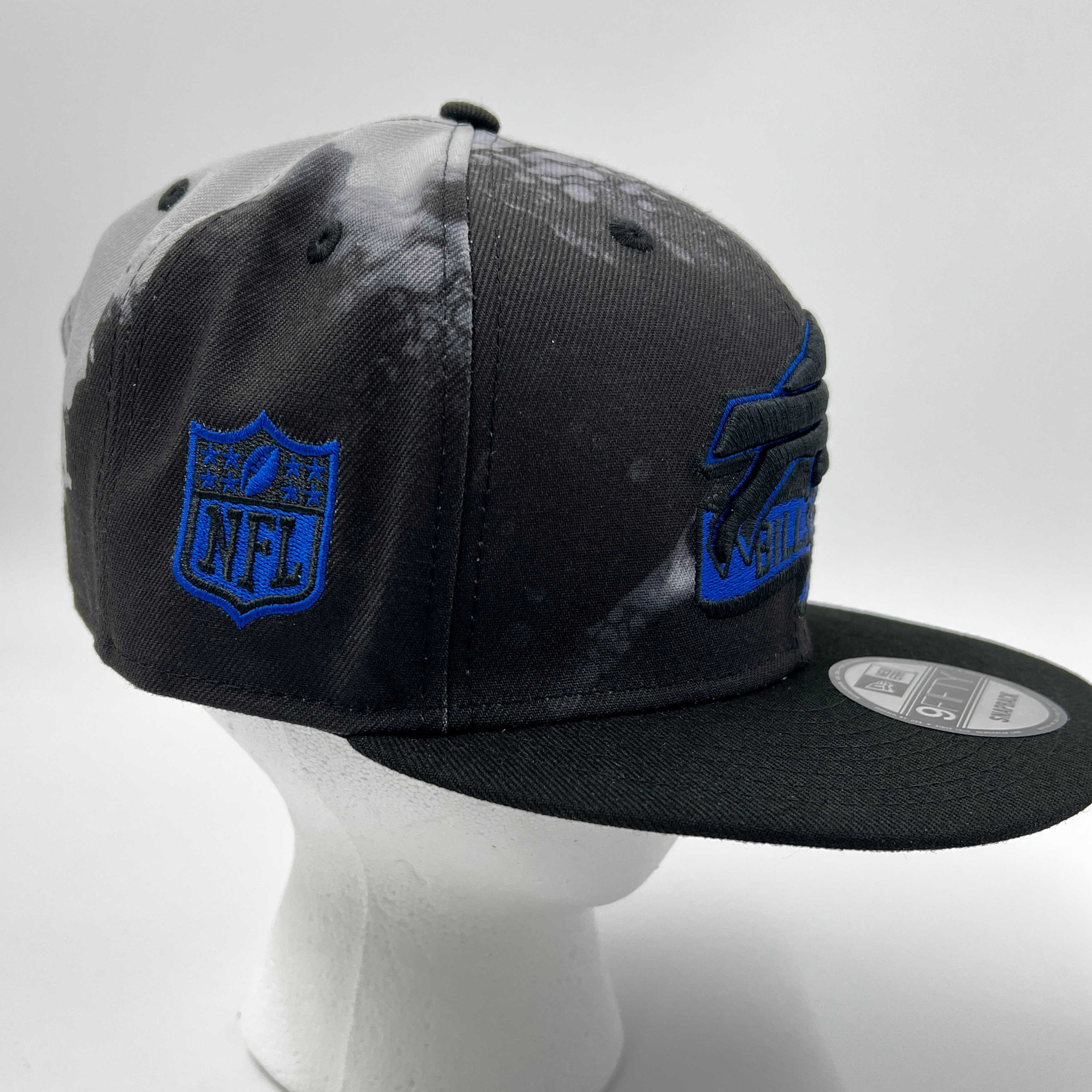 New Era Bills 2022 Sideline AFC Black & Blue Outline Snapback Hat