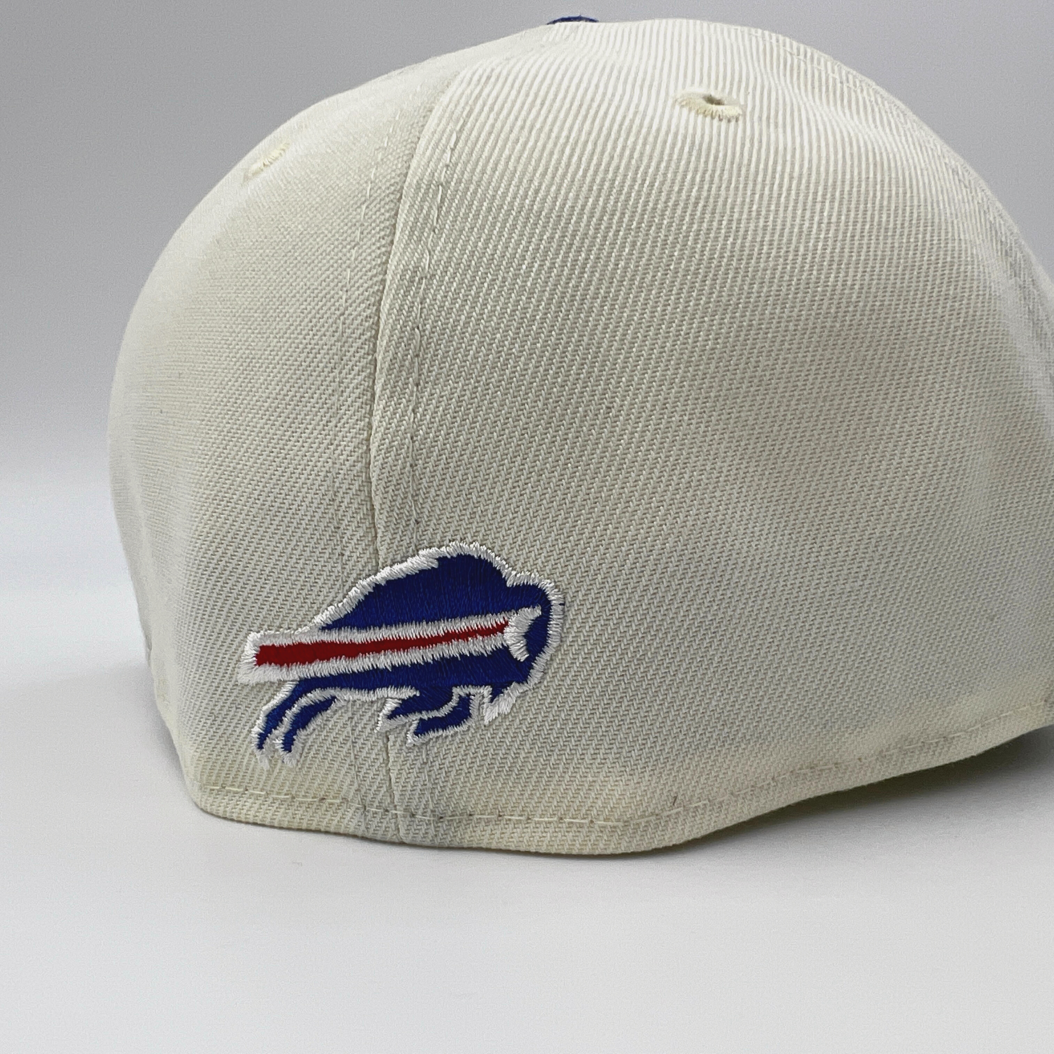 Women's Buffalo Bills New Era Cream 2022 Sideline Cuffed Knit Hat